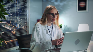 女性心理健康专家通过计算机为患者提供在线治疗课程13秒视频