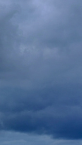 延时青岛城市上空厚重的云视频