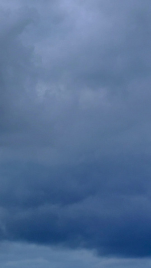 延时青岛城市上空厚重的云12秒视频