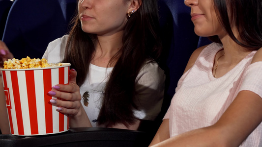 开心的女朋友在电影院吃爆米花视频