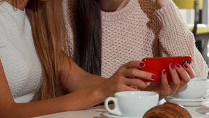 在咖啡店一起使用智能手机的美丽女性朋友女同学们11秒视频