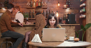 年轻女性博客在喝咖啡休息时写一则文字13秒视频