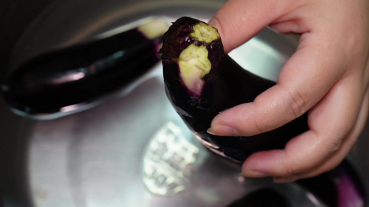 水盆清洗紫茄子长茄子切滚刀块视频