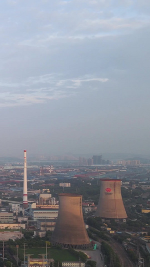 航拍宝武钢铁公司环境环保节能清洁能源冒着烟的工业工厂巨大的烟囱素材城市建设60秒视频