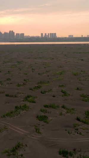 航拍日落时分的城市和沙洲31秒视频