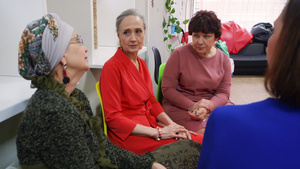 老年妇女在心理支持小组中讨论她们的问题并进行咨询14秒视频