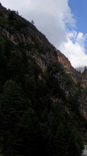 航拍隐藏在大山深处的原始村落旅游目的地58秒视频