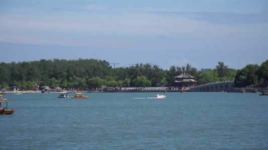 水上娱乐划船景区游客夏季避暑视频