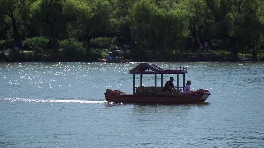 水上娱乐划船景区游客夏季避暑视频