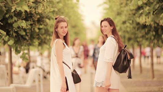 欧洲城市快乐的年轻城市妇女游荡在荒无人烟的欧洲街头视频