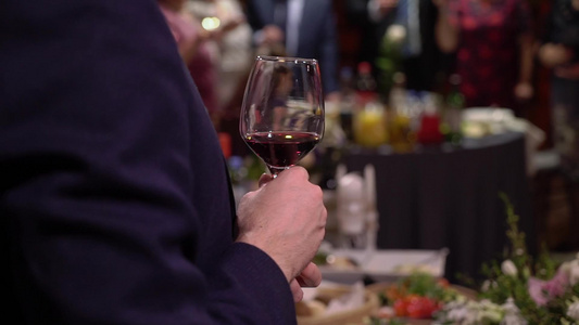 男人在派对上喝着闪亮的葡萄酒视频