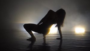 现代芭蕾舞和当代舞蹈学概念与灯光相伴的黑暗时空交响14秒视频