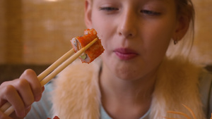 日式咖啡厅的女孩吃寿司卷33秒视频