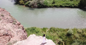 一个穿白色衣服的年轻女孩看着峡谷风景12秒视频