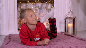 金发小男孩在圣诞节的地板上躺11秒视频
