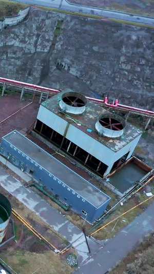 航拍工业风工厂机械设备造盐工厂破旧蒸汽朋克化工厂36秒视频