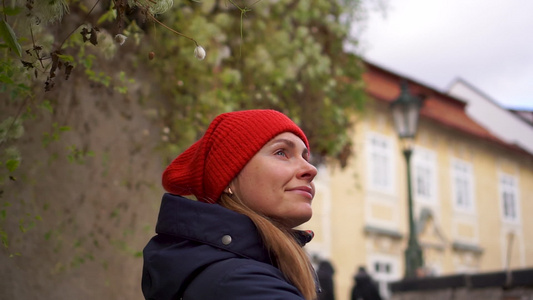 穿着红帽子的年轻美女发现普莱格切奇老城视频