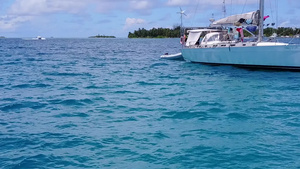 浅环礁湖和接近冲浪的白色沙滩背景以及阳光明媚的海上海岸10秒视频