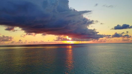 浅水和接近冲浪的白沙本背景来渡过海边海滩度假日视频