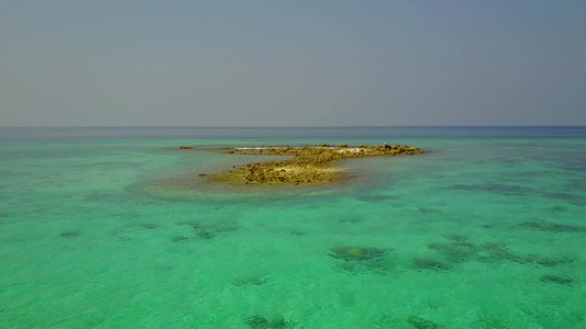 以蓝海放松海岸海滩度假的夏季性质在日落前有亮沙滩背景视频