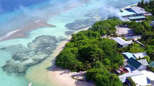 阳光明媚的景象豪华旅游海滩在日落前由蓝色环礁湖和白色视频