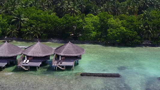 环绕清海浅沙背景及靠近度假胜地的浅沙背景在海滩上航行视频