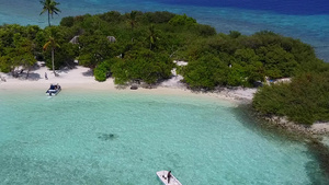 豪华岛屿海滩被蓝水冲破的海景13秒视频