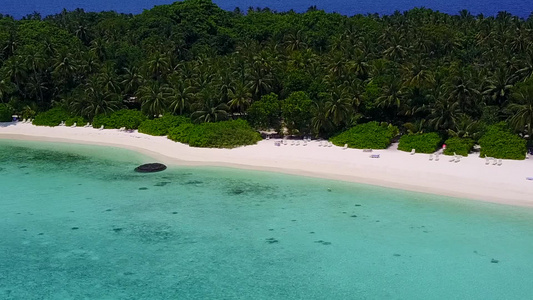 阳光灿蓝的环礁湖和阳光下白色沙滩背景的美丽海岸海滩视频