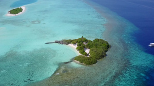 以蓝水打破海岸海滩的天空在沙滩附近带白色沙子背景的15秒视频