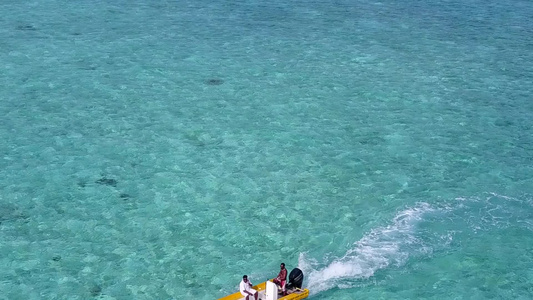 深海蓝海珊瑚礁附近有浅沙背景的水蓝海以大角天空为极好视频