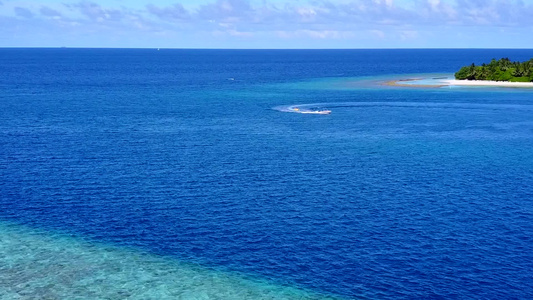 日出后透明的水和清洁的沙土背景以透明的方式为宁静海湾视频