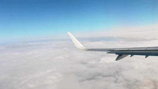 国航飞机降落全过程飞行滑行滑翔晴朗天白云云层现代交通航班高效出行民航客机穿行穿梭机翼机场停机坪登机口视频