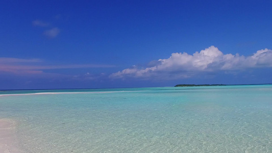 蓝海出海在沙滩附近有白色沙子背景的蓝海视频