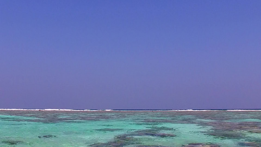 日出后以水蓝色环礁湖和白沙为背景的热带海岸海滩度假视频