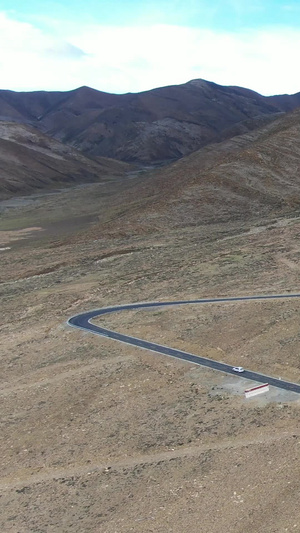 航拍喜马拉雅山脉崎岖蜿蜒的盘山公路旅游自驾79秒视频