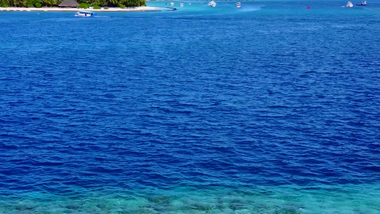 以蓝环礁湖和日落前清洁沙滩背景为特色的海滨海滩旅游视频