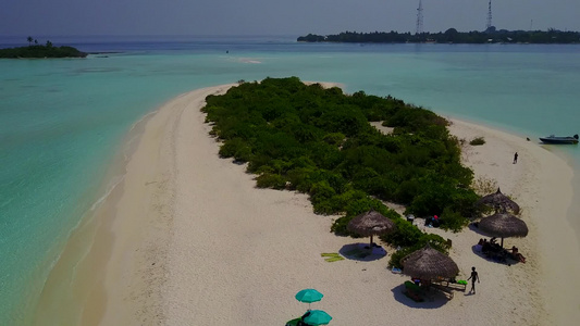 阳光明媚的美丽度假度假胜地海滩旅行蓝水和接近冲浪的视频