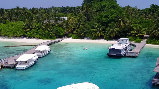 棕榈附近白沙背景蓝绿水的天堂旅游海滩生活方式空荡荡视频