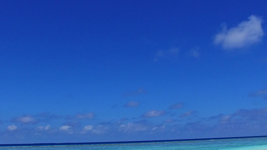 蓝海和近度假胜地附近白沙背景的美好环礁湖海滩之旅视频