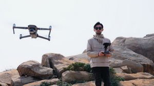 户外摄影师遥控无人机起飞22秒视频