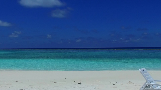 以蓝色海洋和白色沙滩背景在海浪附近航行的美丽岛屿海滩视频