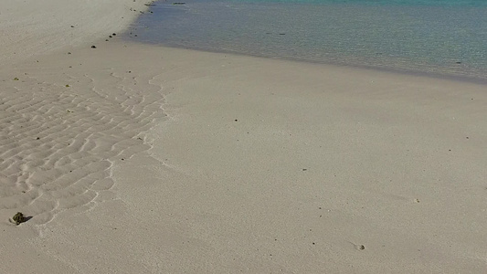 蓝海和珊瑚礁附近白沙滩背景的热带海岸海滩时间的白天视频