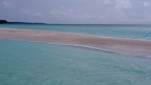 日出后水蓝水和白色沙滩背景的海滨度假日光晴阳性天气11秒视频
