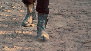男脏鞋走沙路男性双腿直立行走人腿行走12秒视频