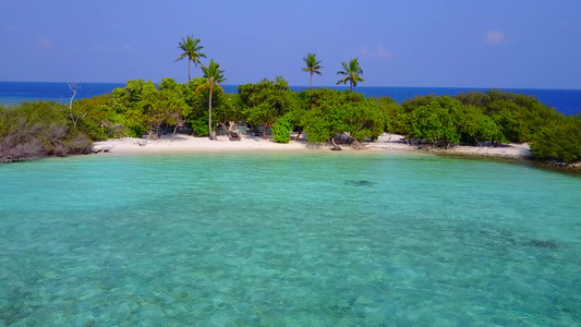 蓝色环礁湖和靠近度假胜地的浅沙背景热带海滨海滩假日视频