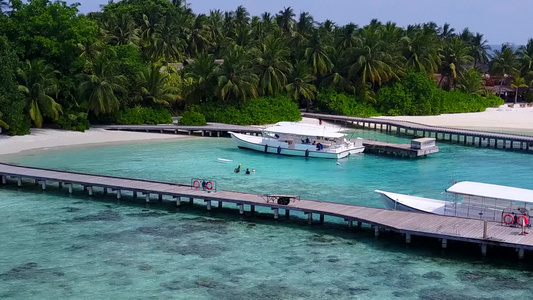 浅环礁湖棕榈附近有干净的沙子背景海滨海滩断裂视频