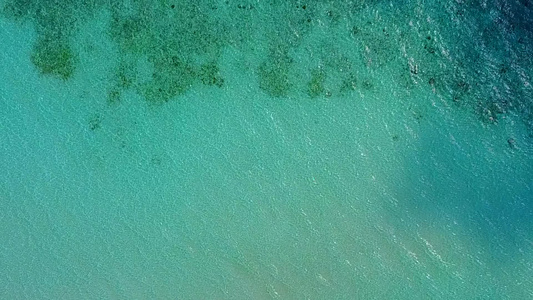 以蓝水和日落前清洁沙滩背景绘制的浪漫风景喜剧般海岸视频