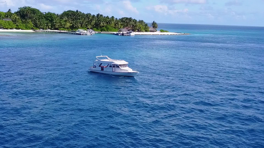 海滨海滩假日的空纹理蓝色海洋沙巴附近有白色沙子背景视频