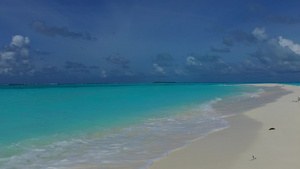 通过蓝色绿色海洋和接近度假地的白色沙沙背景从宽角抽取14秒视频