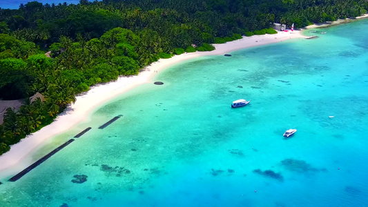 美丽的旅游海滩在度假胜地附近的浅海和白沙背景的浅沙间视频